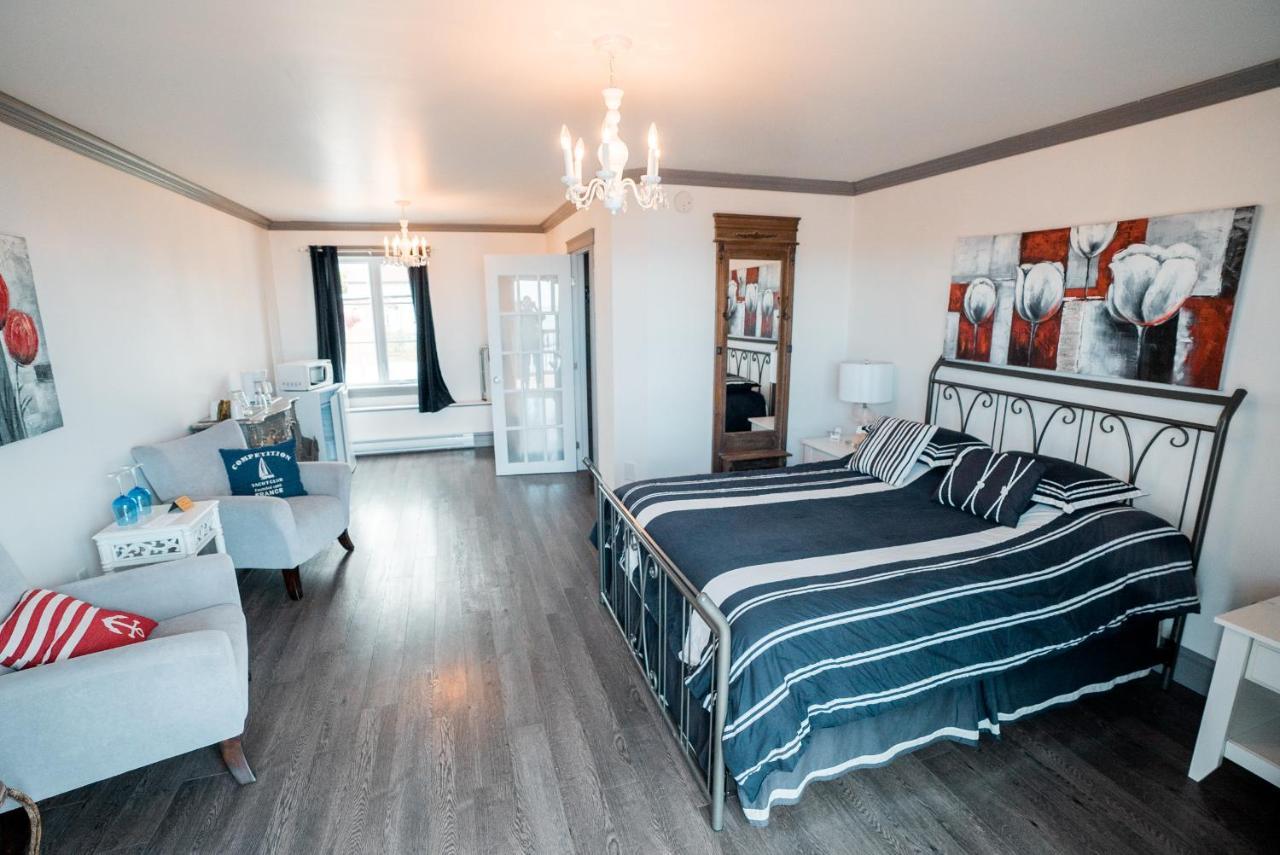 Auberge Du Vieux Faubourg Sainte Anne des Monts Экстерьер фото