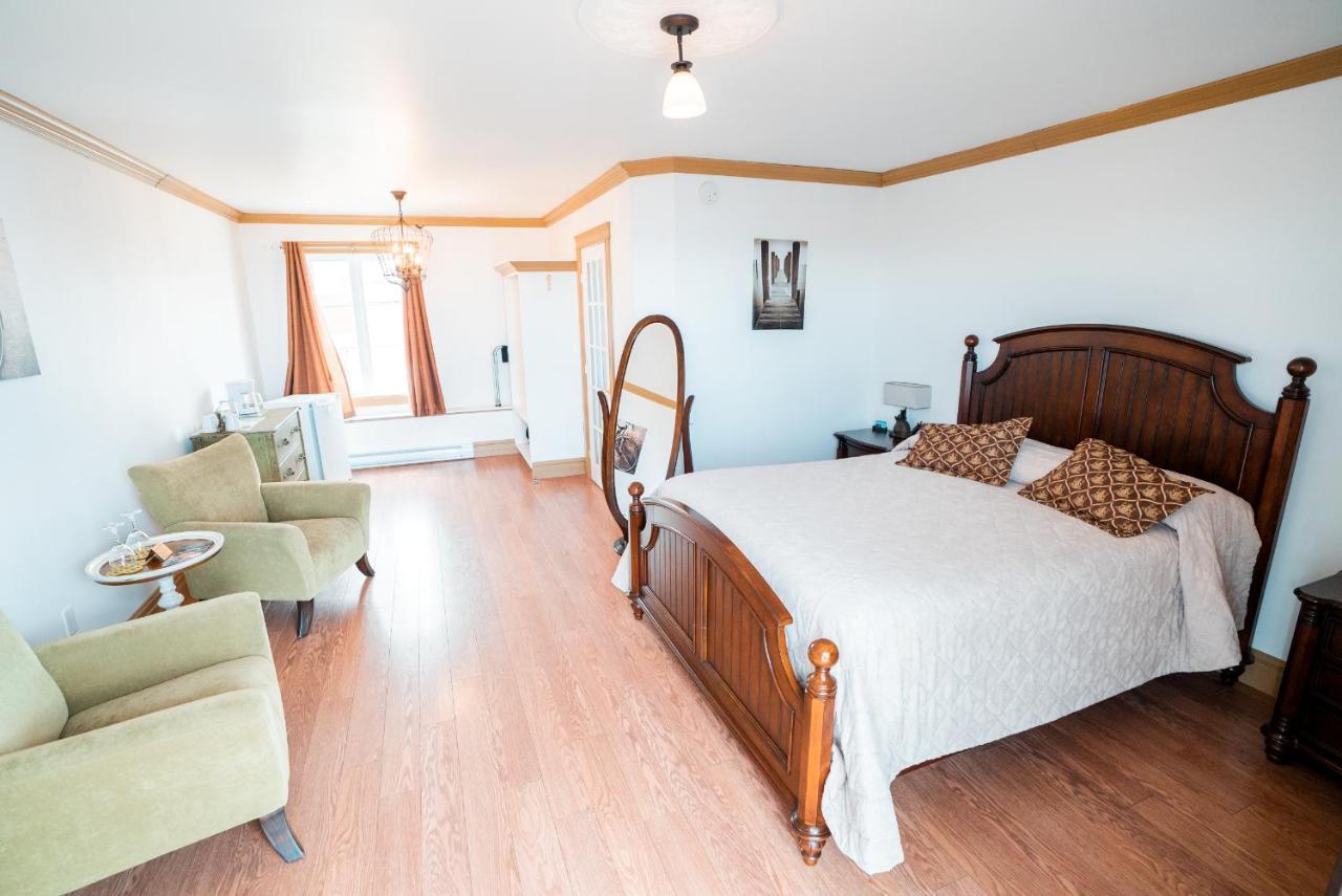 Auberge Du Vieux Faubourg Sainte Anne des Monts Экстерьер фото