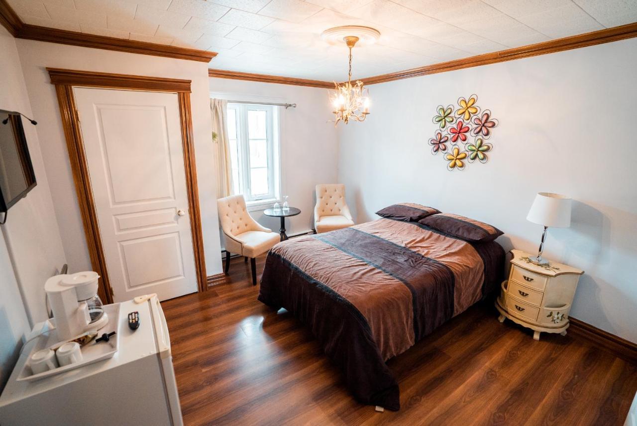 Auberge Du Vieux Faubourg Sainte Anne des Monts Экстерьер фото