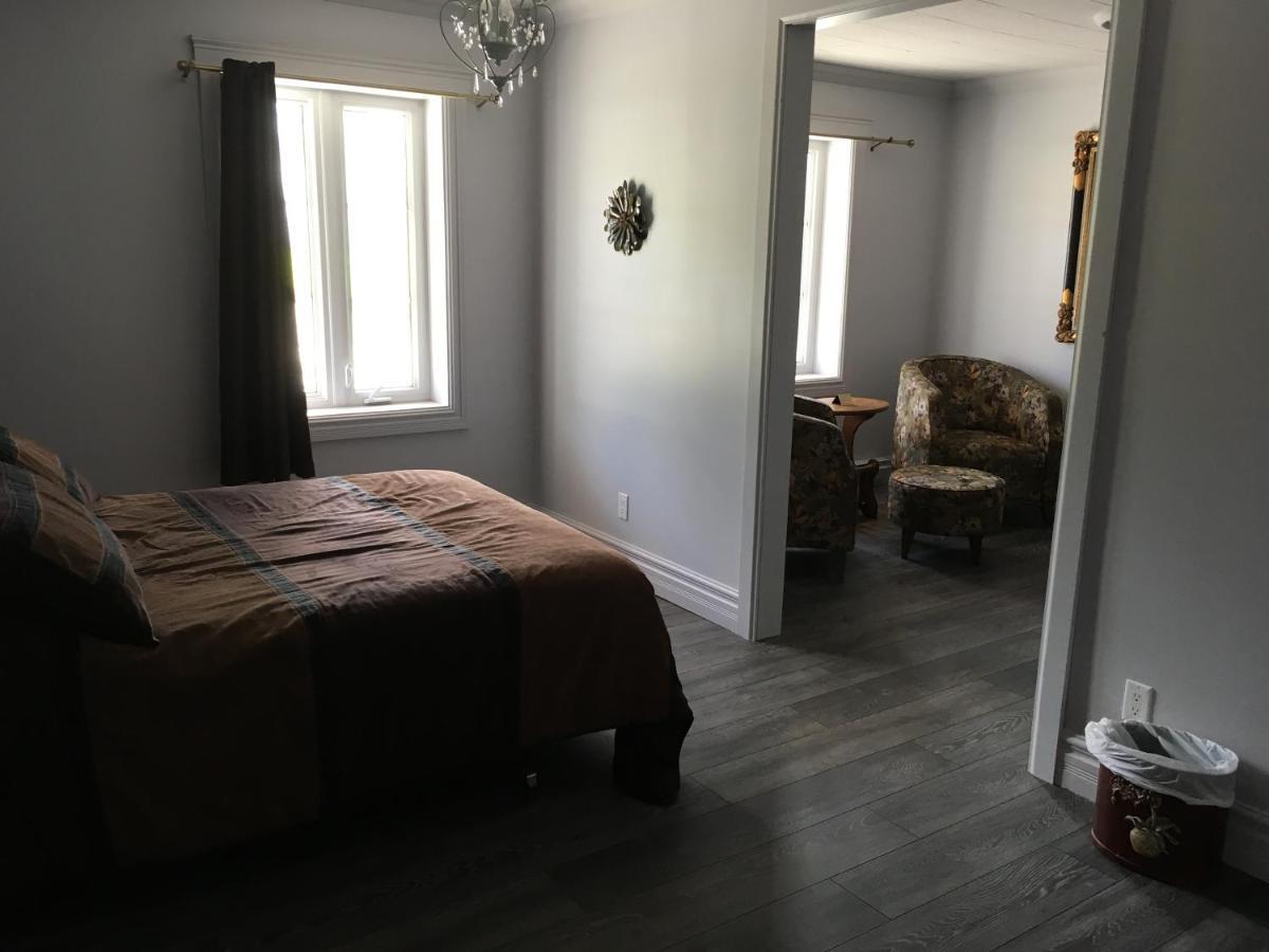 Auberge Du Vieux Faubourg Sainte Anne des Monts Экстерьер фото