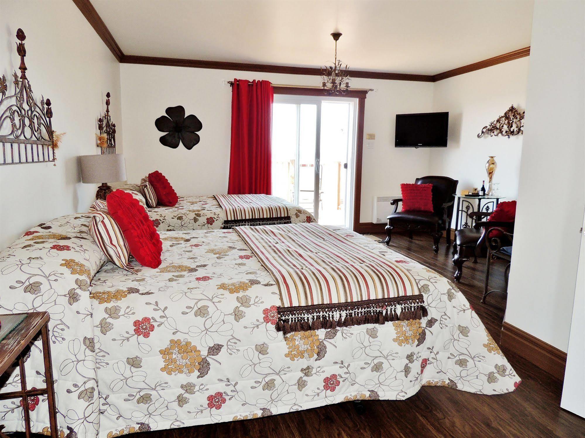 Auberge Du Vieux Faubourg Sainte Anne des Monts Экстерьер фото