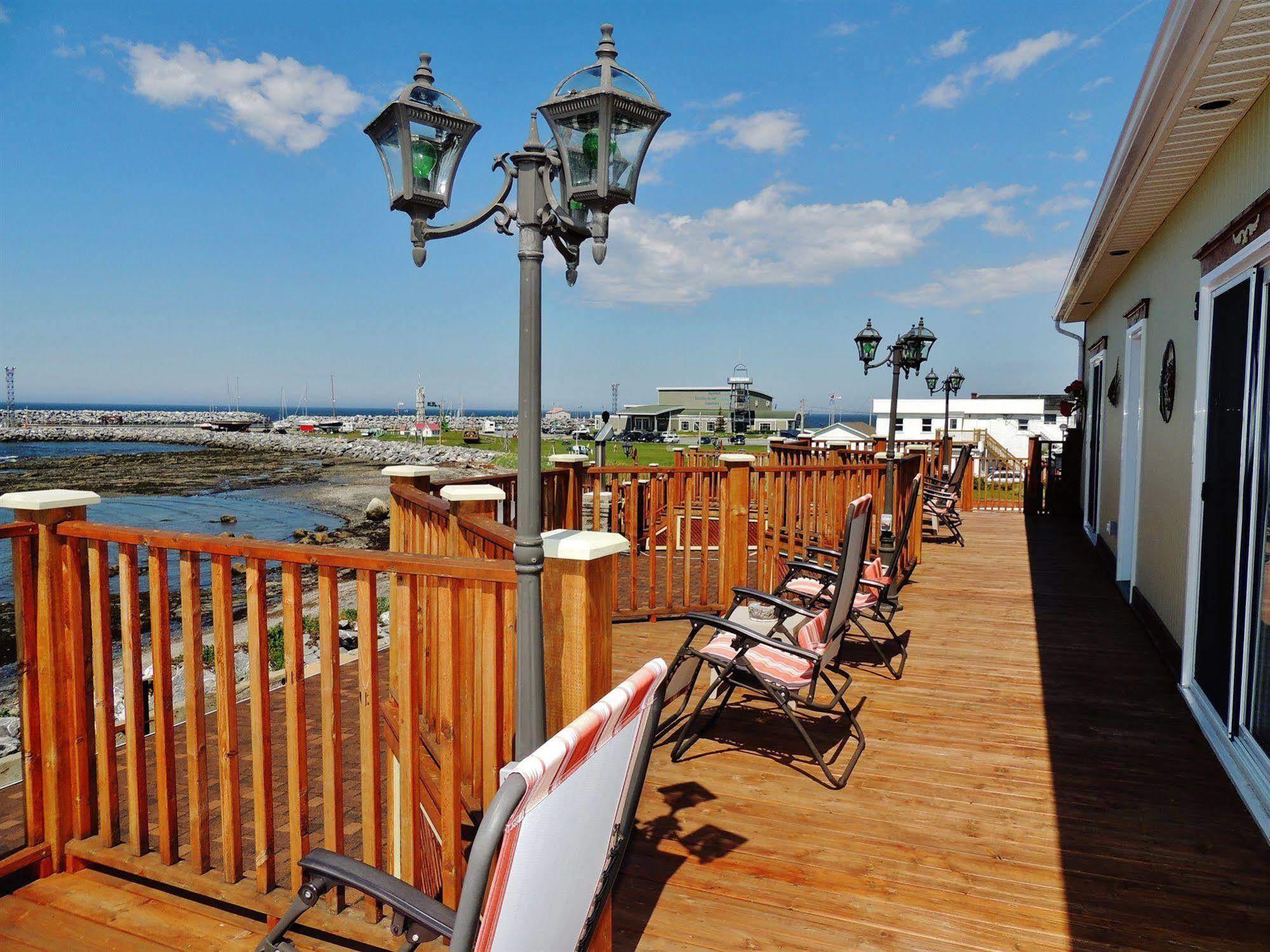 Auberge Du Vieux Faubourg Sainte Anne des Monts Экстерьер фото