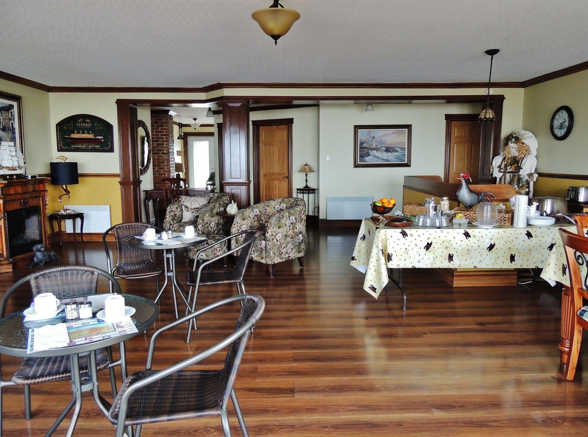 Auberge Du Vieux Faubourg Sainte Anne des Monts Экстерьер фото