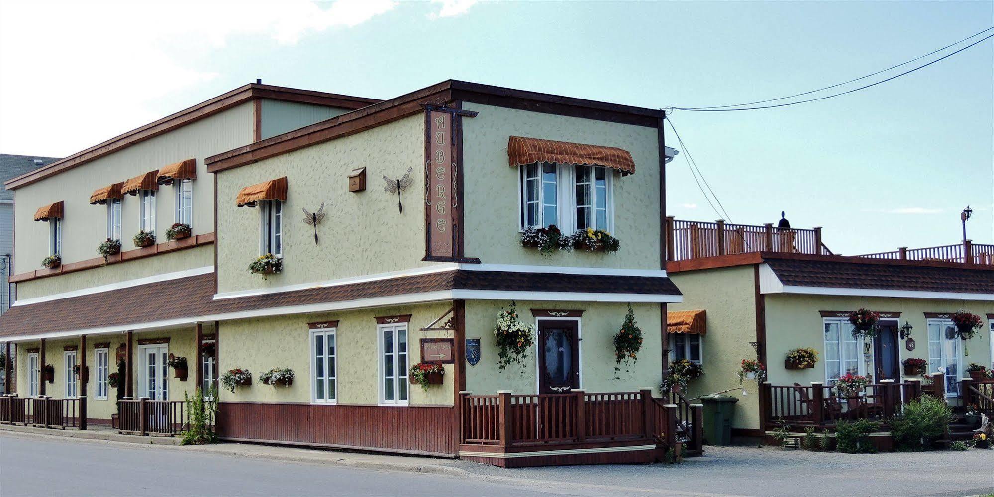 Auberge Du Vieux Faubourg Sainte Anne des Monts Экстерьер фото